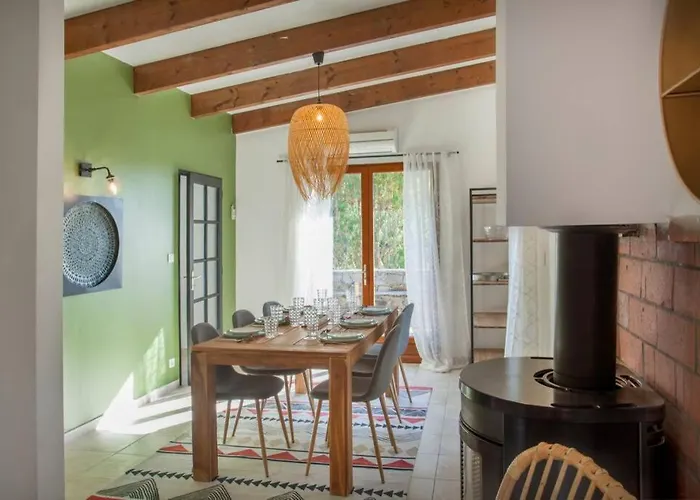 Bodri, Maison En Pierre Avec Vue Et Piscine Chauffee